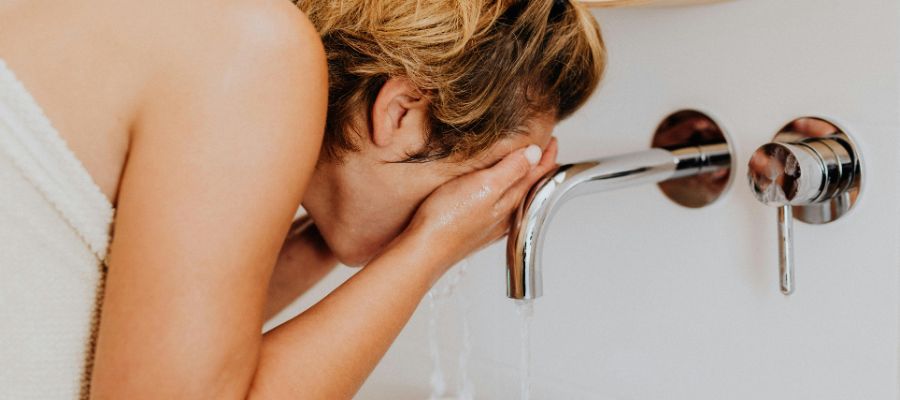 Pourquoi l’eau dure est-elle un problème pour votre peau et vos cheveux ?